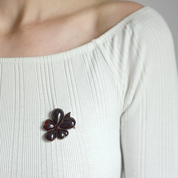 Late Victorian 10kt Garnet Cabochon Flower/Clover Pin - Image 6