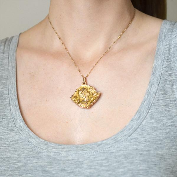 Art Nouveau French 18k Diamond Repousse Slide Locket - Image 7