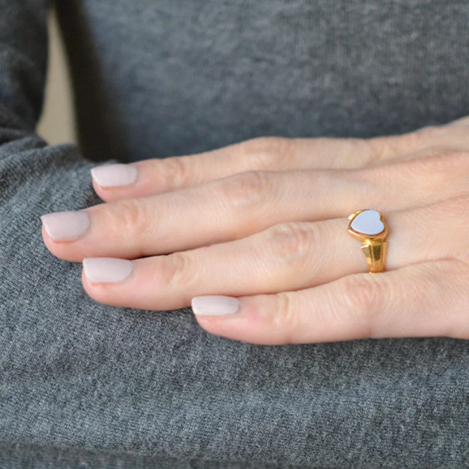 Art Nouveau 18kt Yellow Gold Banded Agate Heart Ring - Image 8