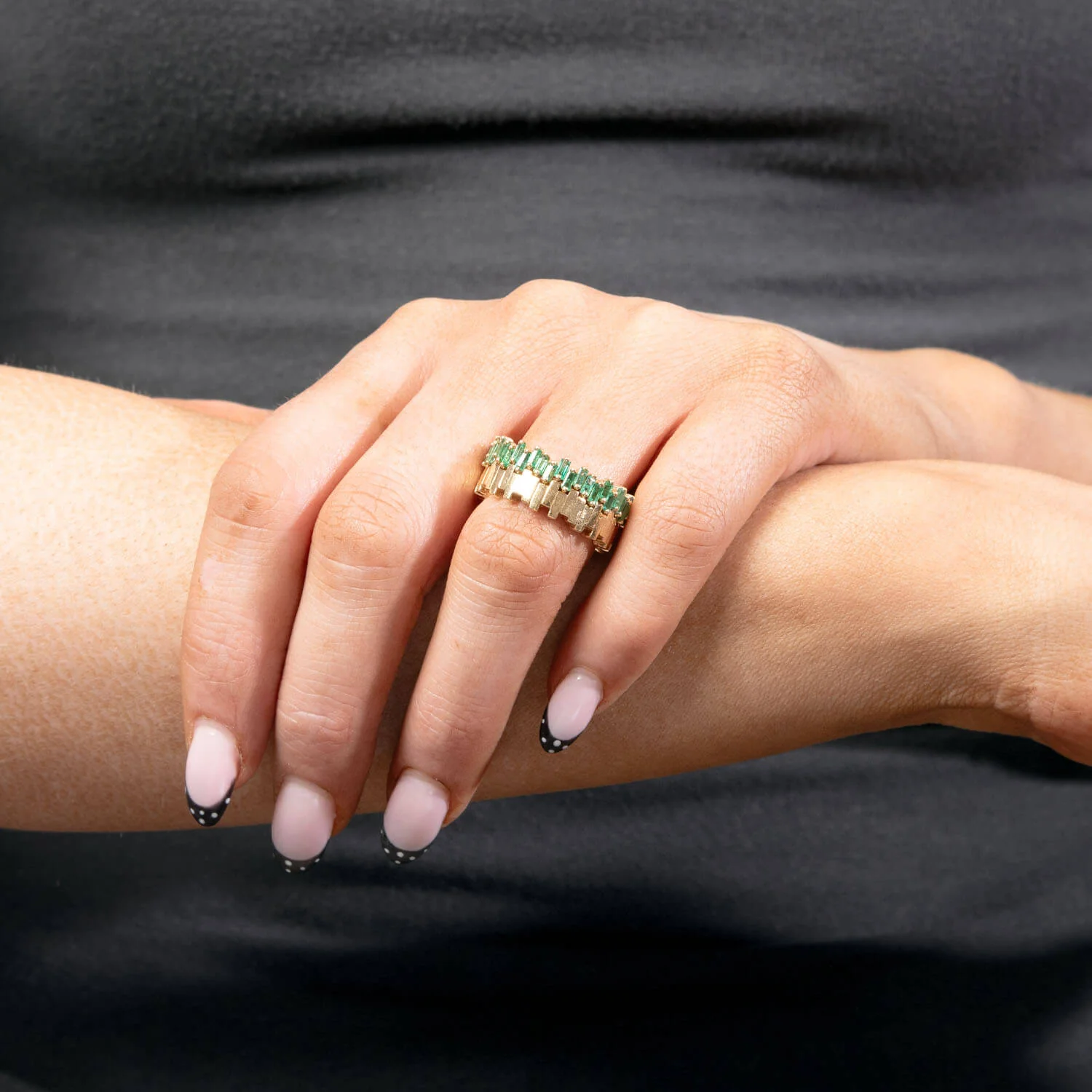 SUZANNE KALAN 18k Emerald Baguette Band - Image 6