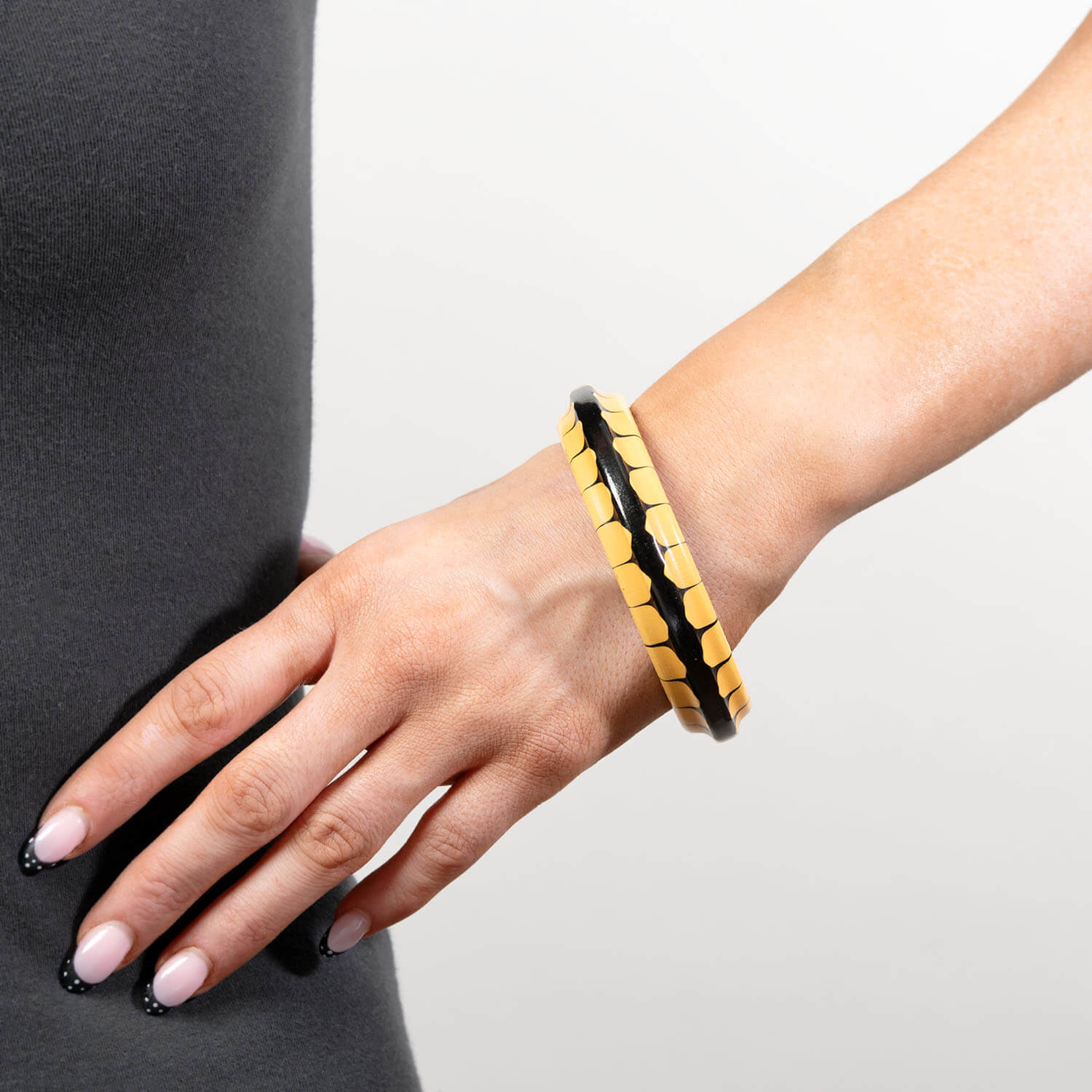 Retro Bakelite Cream Corn and Black Bakelite Bangle - Image 4